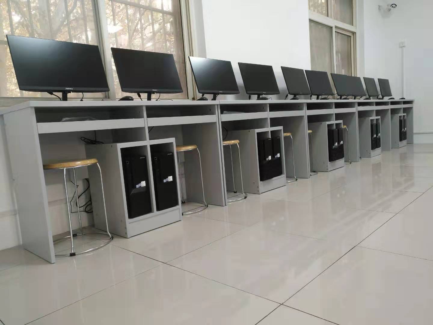 計(jì)算機(jī)教室11.jpg