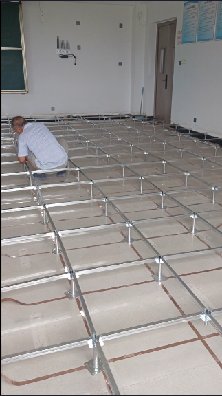 西安明德理工大學(xué)計(jì)算機(jī)教室選用陶瓷防靜電地板